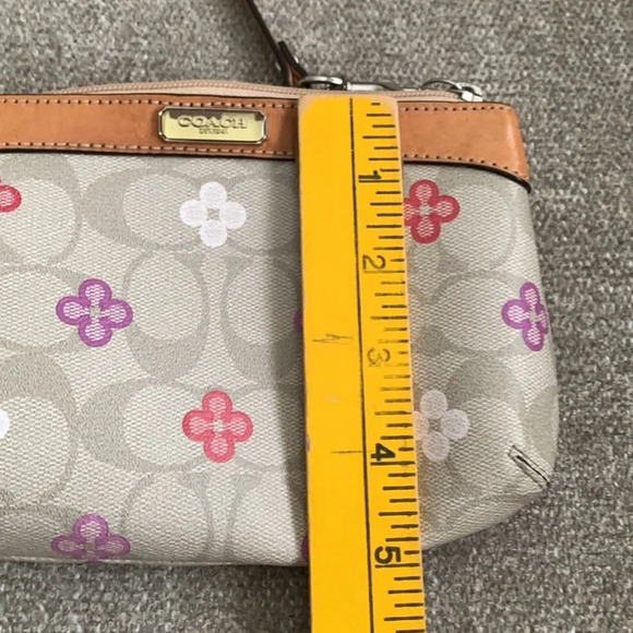 COACH Peyton Signature Clover Medium Wristlet. L - Picture 4 of 5